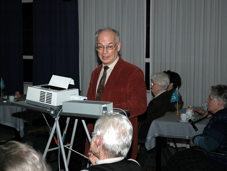 2005022406.JPG - 24 februari 2005: Lezing met dia’s over DE GOUDSE GLAZEN door de heer Wim Veerman, streekarchivaris in Tiel.