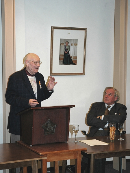 DSC_2004110214.jpg - 2 november 2004: Karel Booden ontvangt lintje van burgemeester van Schaijck.