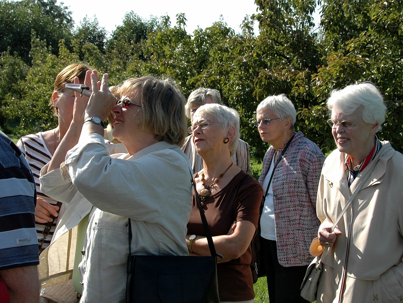 P2006092011.jpg - 20 september 2006: excursie van 't Nut naar de wijngaard van Dick Hollander in Hurwenen.