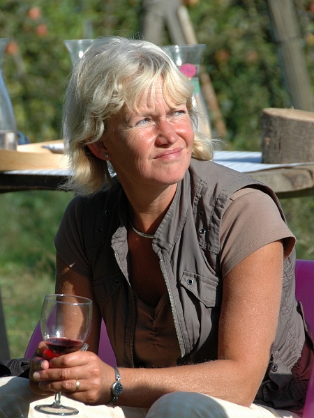 P2006092031.jpg - 20 september 2006: excursie van 't Nut naar de wijngaard van Dick Hollander in Hurwenen.