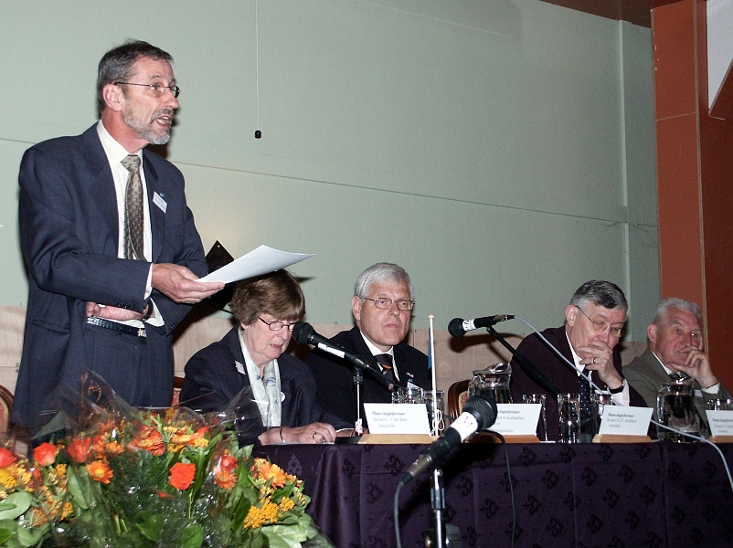 PICT2004051510.jpg - 15 mei 2004: Landelijke Algemene Ledenvergadering van 't Nut in Beesd: Cor den  Boer, voorzitter departement Geldermalsen.